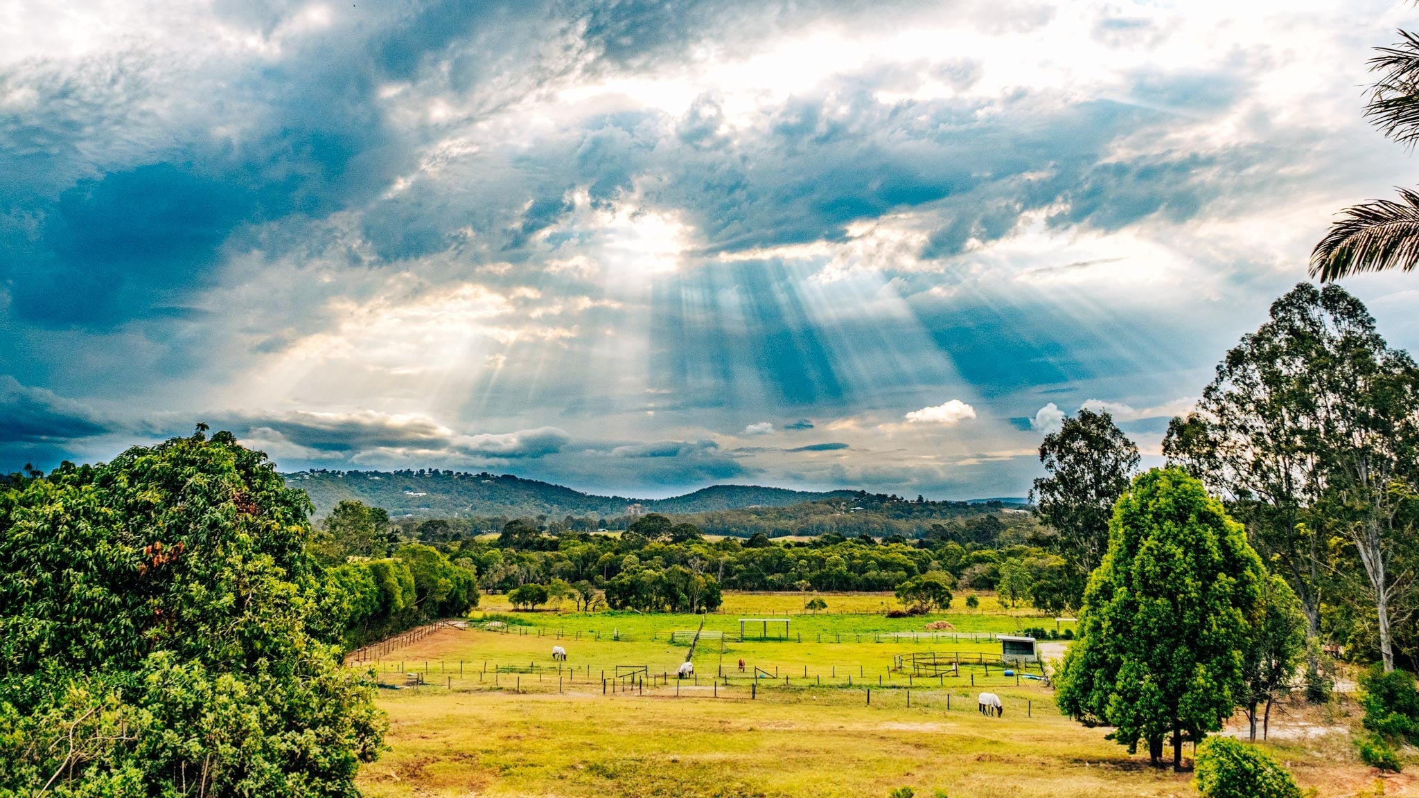 Image of sun shining through clouds 
